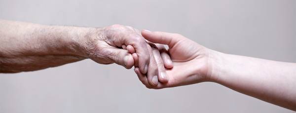 Zwei Menschen reichen sich die Hand