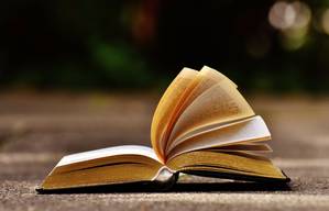 Ein aufgeschlagenes Buch liegt auf dem Boden