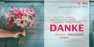 Ein Mensch hält einen Blumenstrauß in der Hand. Daneben findet sich das Wort Danke.