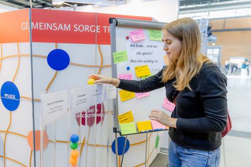 4 Frauen vor einem Messestand