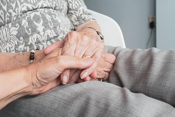 Quelle: Sabine van Erp auf Pixabay zwei Menschen halten sich an den Händen