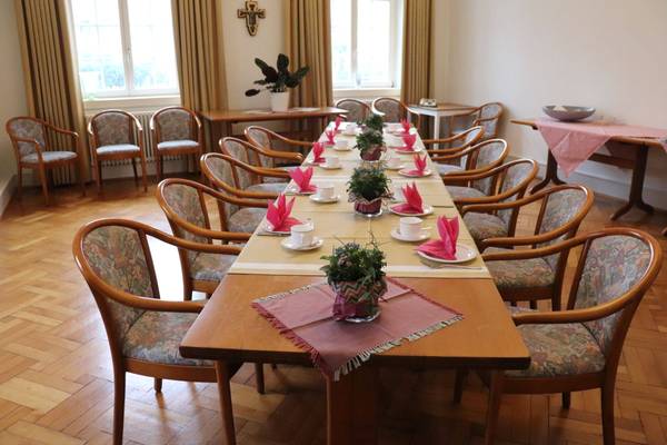 Quelle: https://www.kath-rastatt.de/trauer/detail/nachricht/id/240227-cafe-fuer-trauernde/?cb-id=12488763